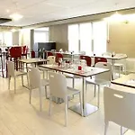Centre 3* لو مان